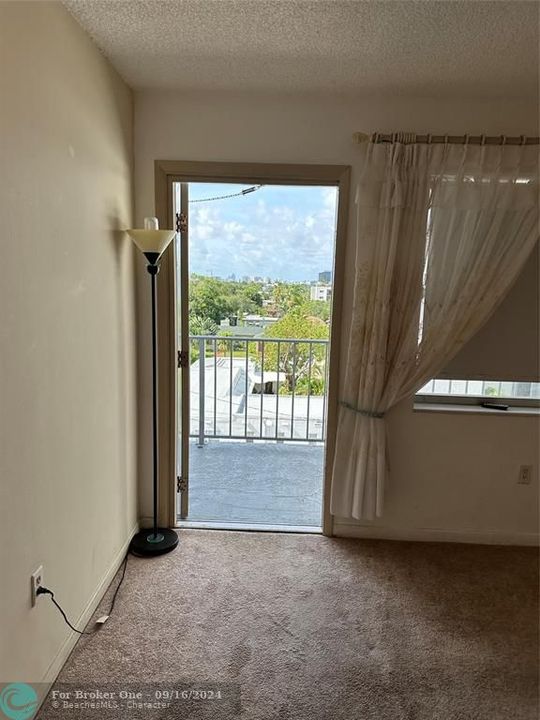 Active With Contract: $149,900 (1 beds, 1 baths, 637 Square Feet)