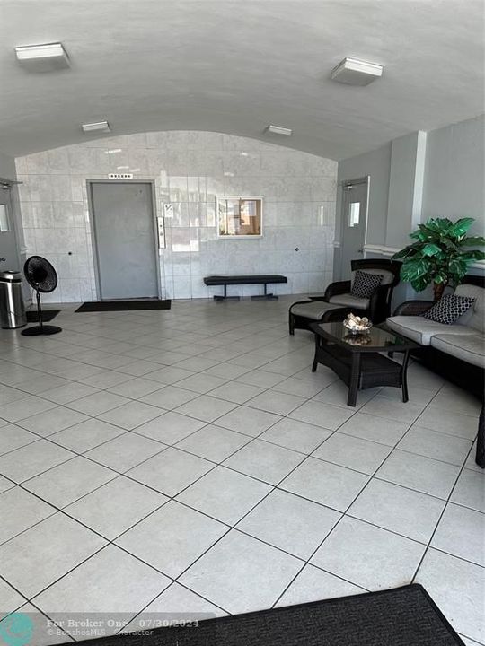 Active With Contract: $149,900 (1 beds, 1 baths, 637 Square Feet)
