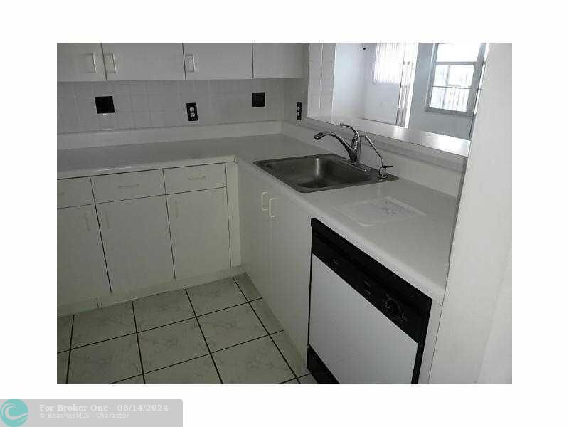 For Rent: $1,600 (1 beds, 1 baths, 940 Square Feet)