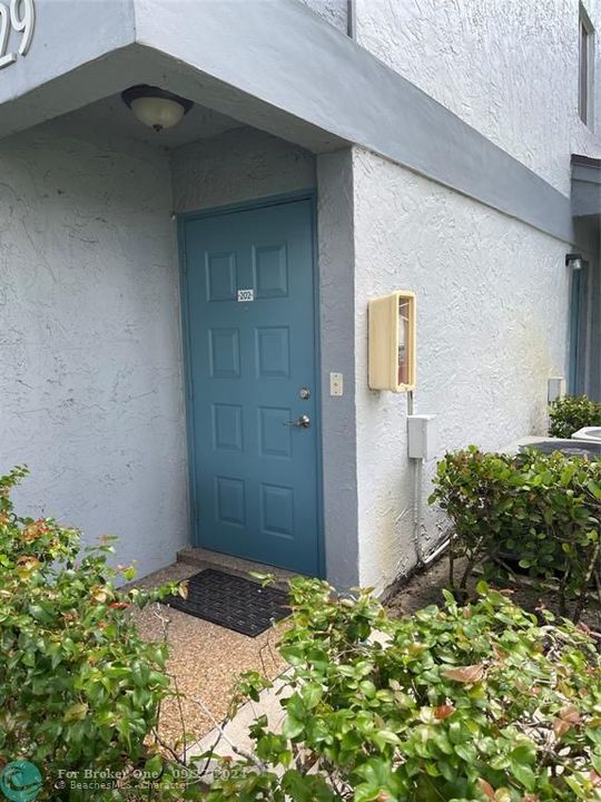 Active With Contract: $249,000 (2 beds, 1 baths, 950 Square Feet)