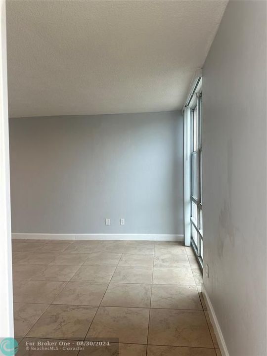 For Rent: $1,890 (1 beds, 1 baths, 725 Square Feet)