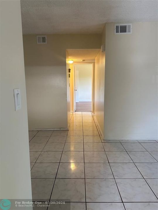 For Sale: $243,000 (2 beds, 1 baths, 1070 Square Feet)