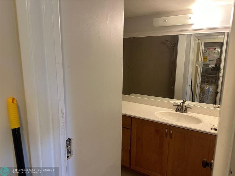 For Sale: $243,000 (2 beds, 1 baths, 1070 Square Feet)