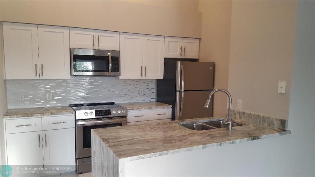 For Rent: $1,875 (1 beds, 1 baths, 760 Square Feet)