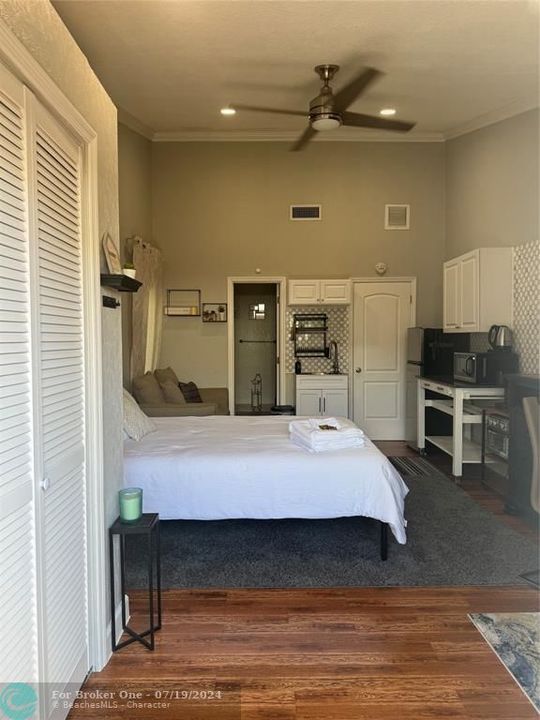 For Rent: $1,200 (1 beds, 1 baths, 350 Square Feet)