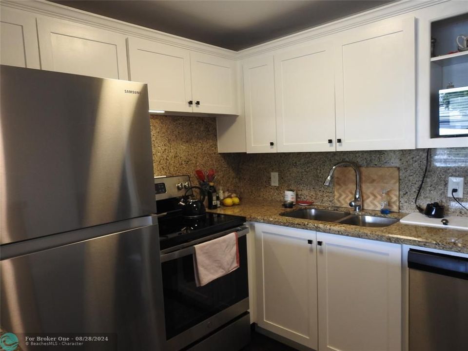 For Sale: $109,900 (1 beds, 1 baths, 585 Square Feet)