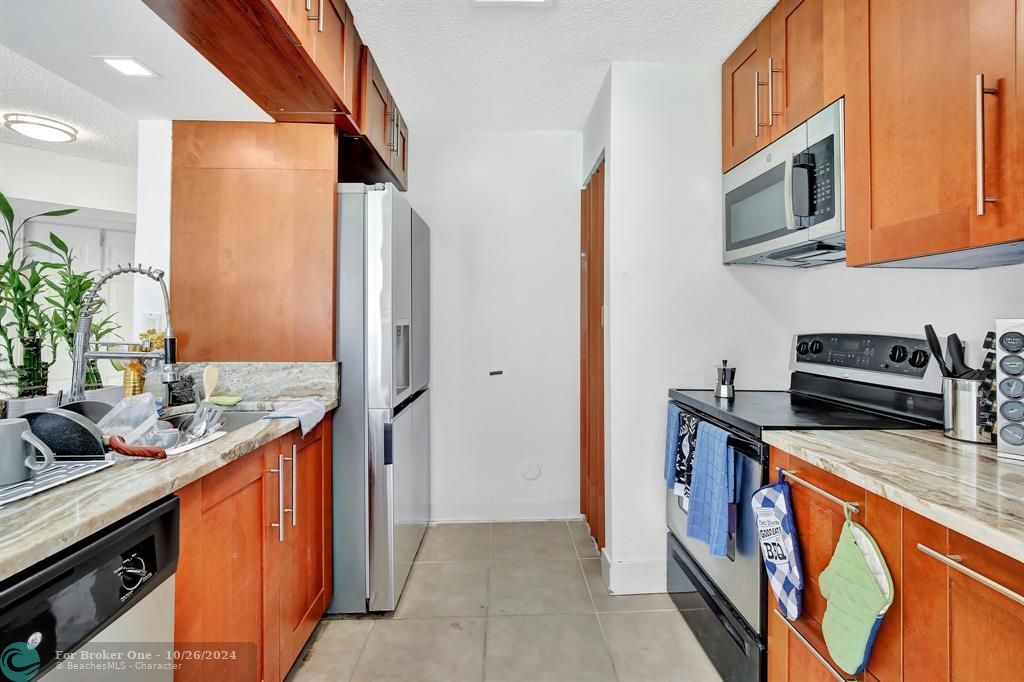 For Sale: $295,000 (2 beds, 2 baths, 985 Square Feet)