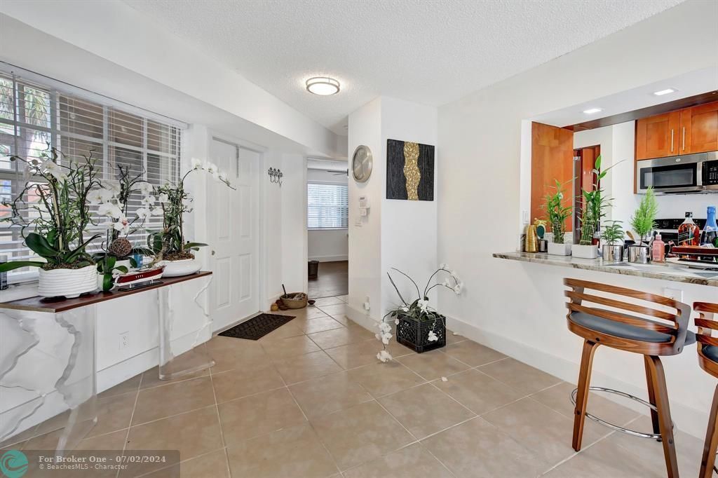 For Sale: $295,000 (2 beds, 2 baths, 985 Square Feet)