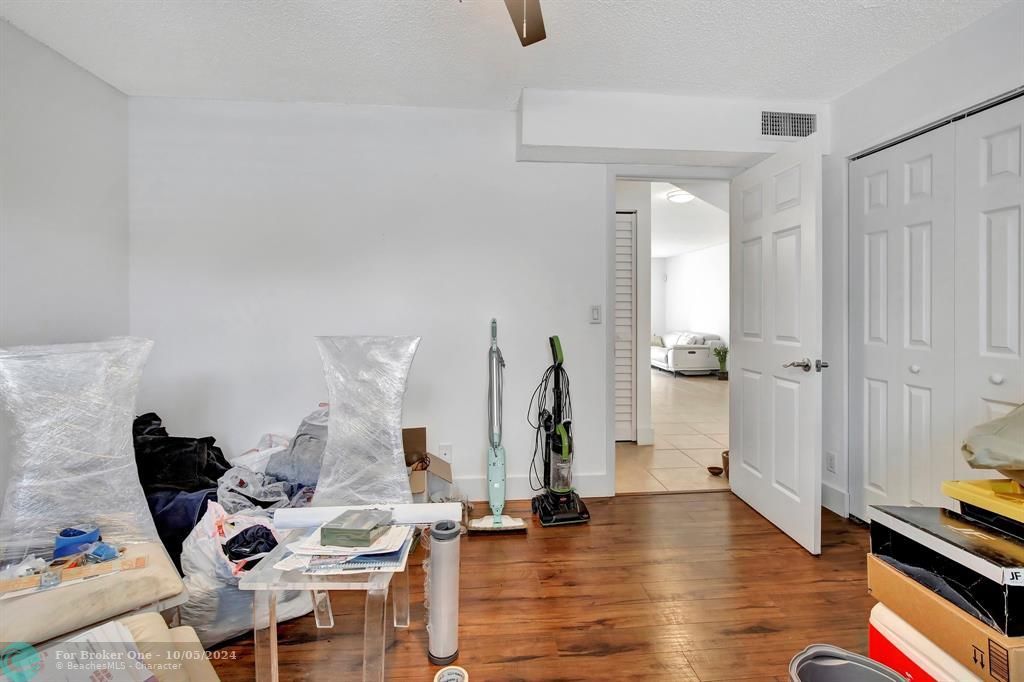 For Sale: $295,000 (2 beds, 2 baths, 985 Square Feet)