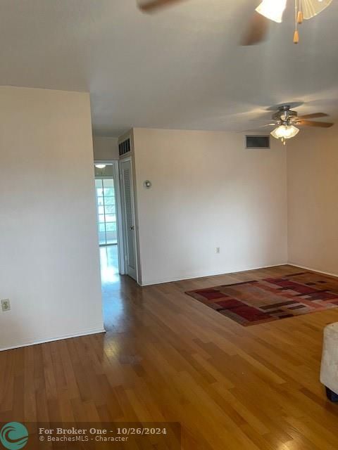 For Sale: $124,900 (1 beds, 1 baths, 711 Square Feet)