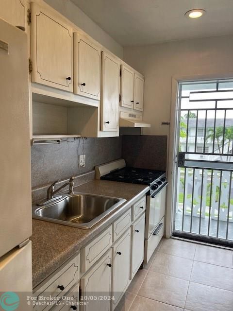 For Sale: $124,900 (1 beds, 1 baths, 711 Square Feet)