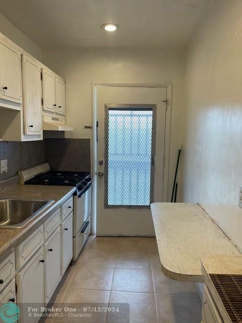 For Sale: $124,900 (1 beds, 1 baths, 711 Square Feet)