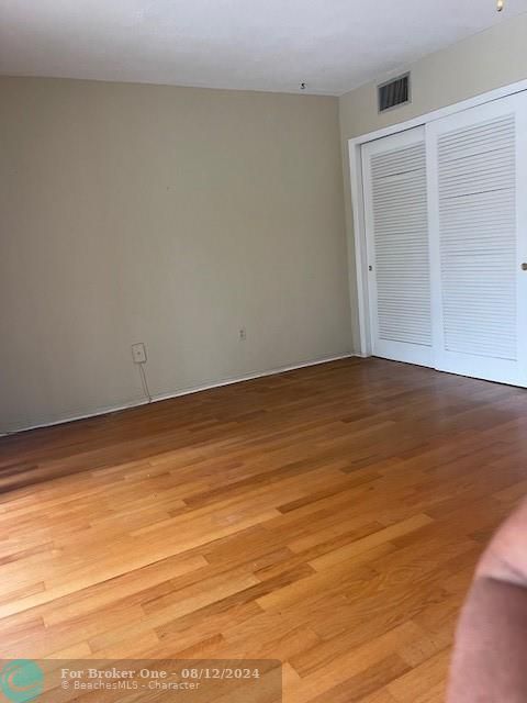 For Sale: $124,900 (1 beds, 1 baths, 711 Square Feet)