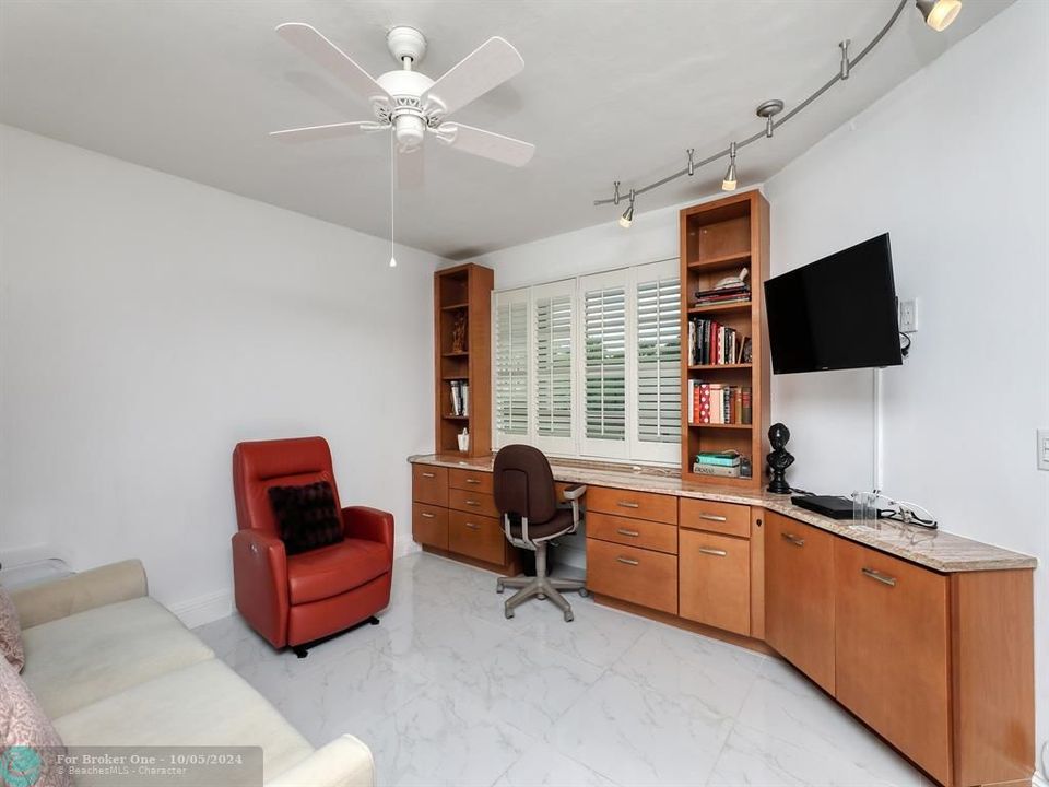 For Sale: $369,000 (2 beds, 2 baths, 1425 Square Feet)