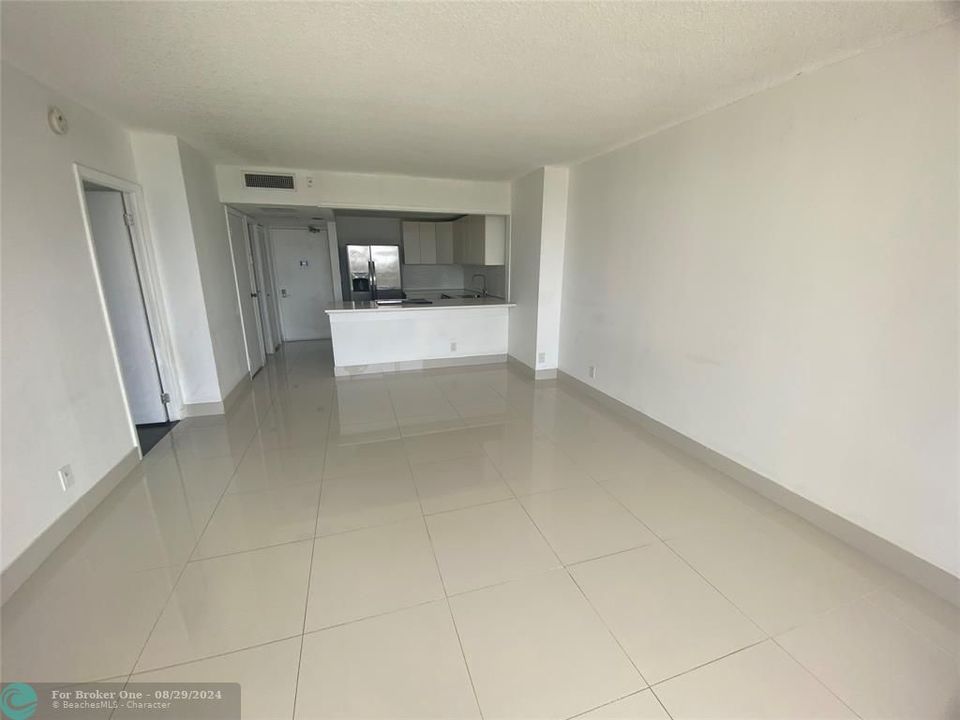 For Rent: $2,200 (1 beds, 1 baths, 913 Square Feet)