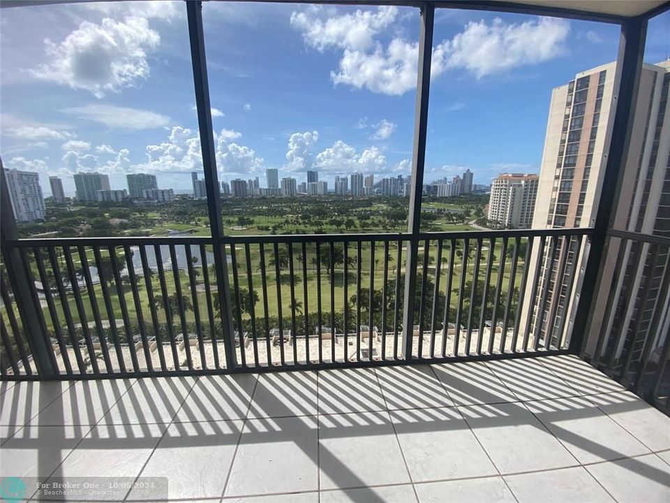 For Rent: $2,200 (1 beds, 1 baths, 913 Square Feet)