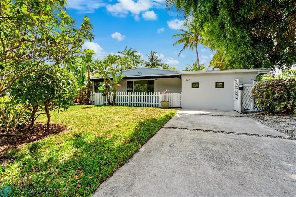 For Sale: $825,000 (3 beds, 3 baths, 1355 Square Feet)