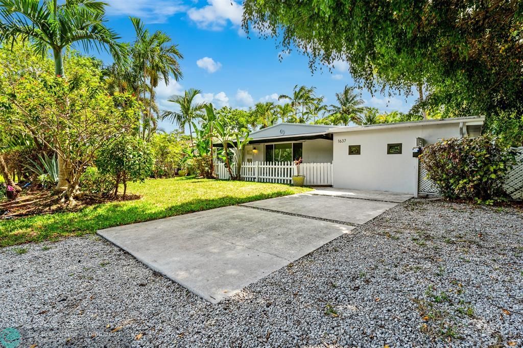 For Sale: $825,000 (3 beds, 3 baths, 1355 Square Feet)