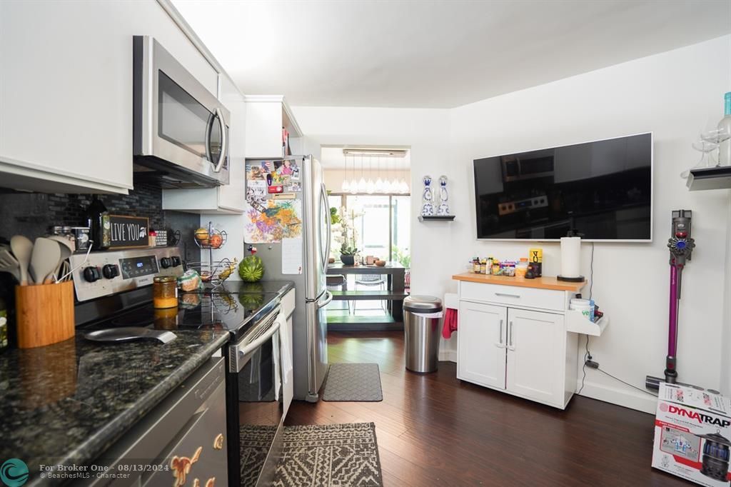 For Sale: $380,000 (2 beds, 2 baths, 1254 Square Feet)