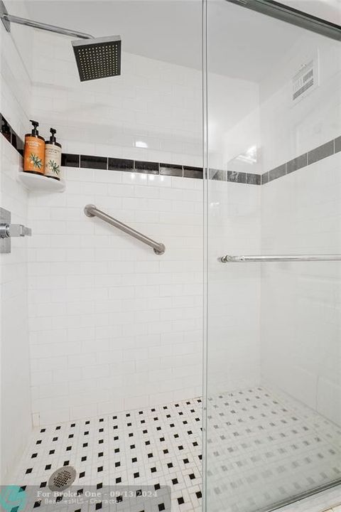 For Rent: $2,300 (2 beds, 1 baths, 760 Square Feet)