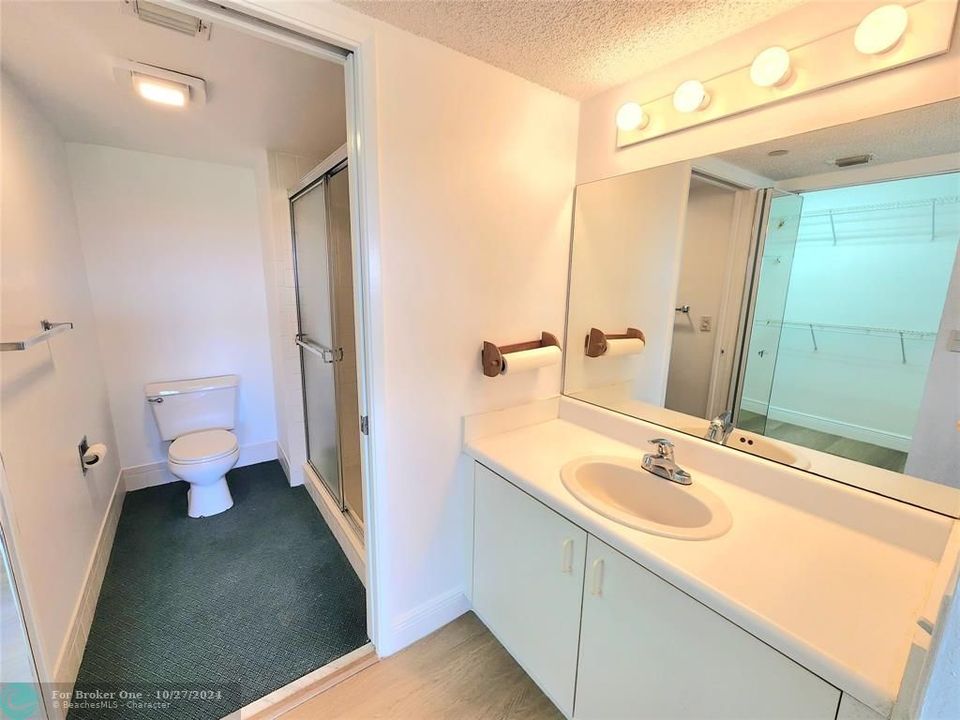 For Sale: $205,000 (1 beds, 1 baths, 1033 Square Feet)