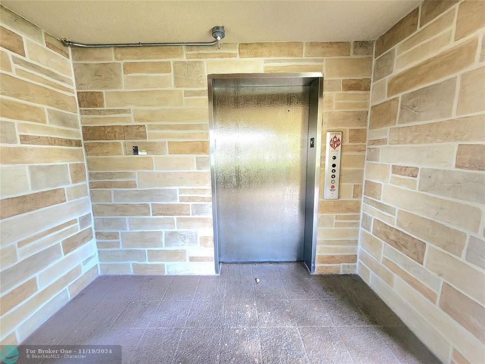 For Sale: $205,000 (1 beds, 1 baths, 1033 Square Feet)