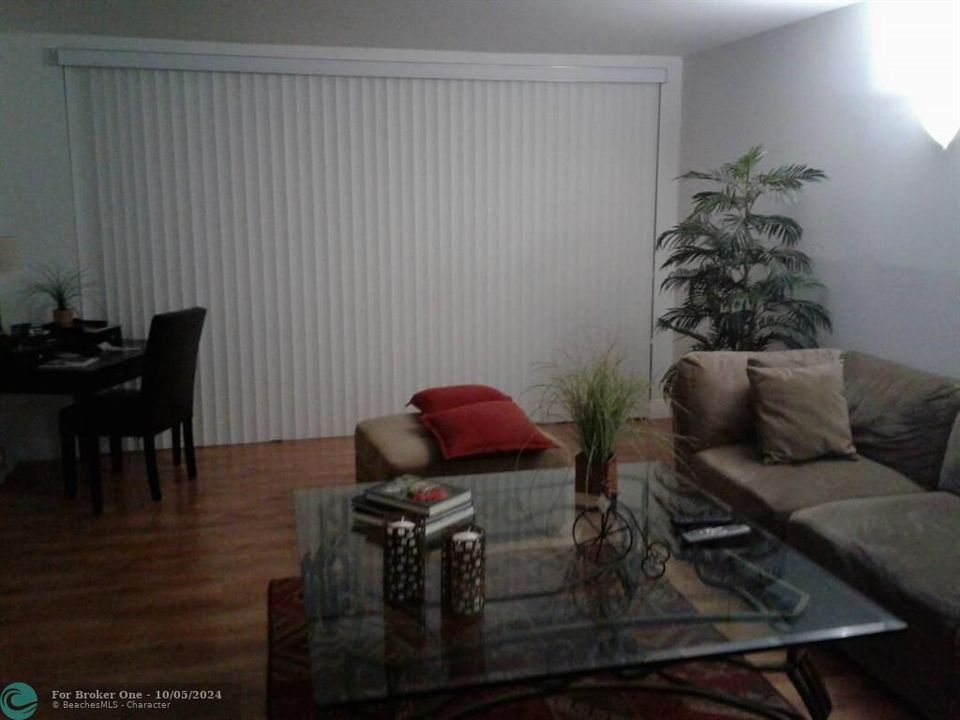 For Sale: $275,000 (2 beds, 2 baths, 1150 Square Feet)