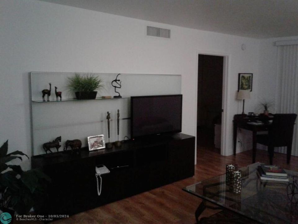 For Sale: $275,000 (2 beds, 2 baths, 1150 Square Feet)