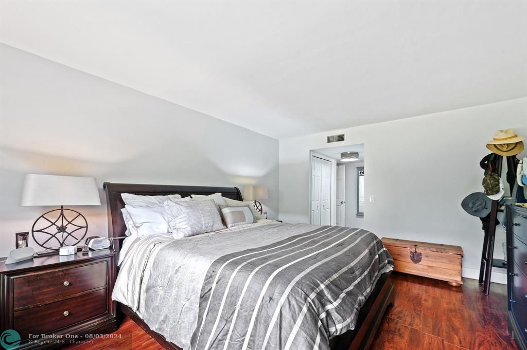 For Sale: $359,000 (2 beds, 2 baths, 1225 Square Feet)