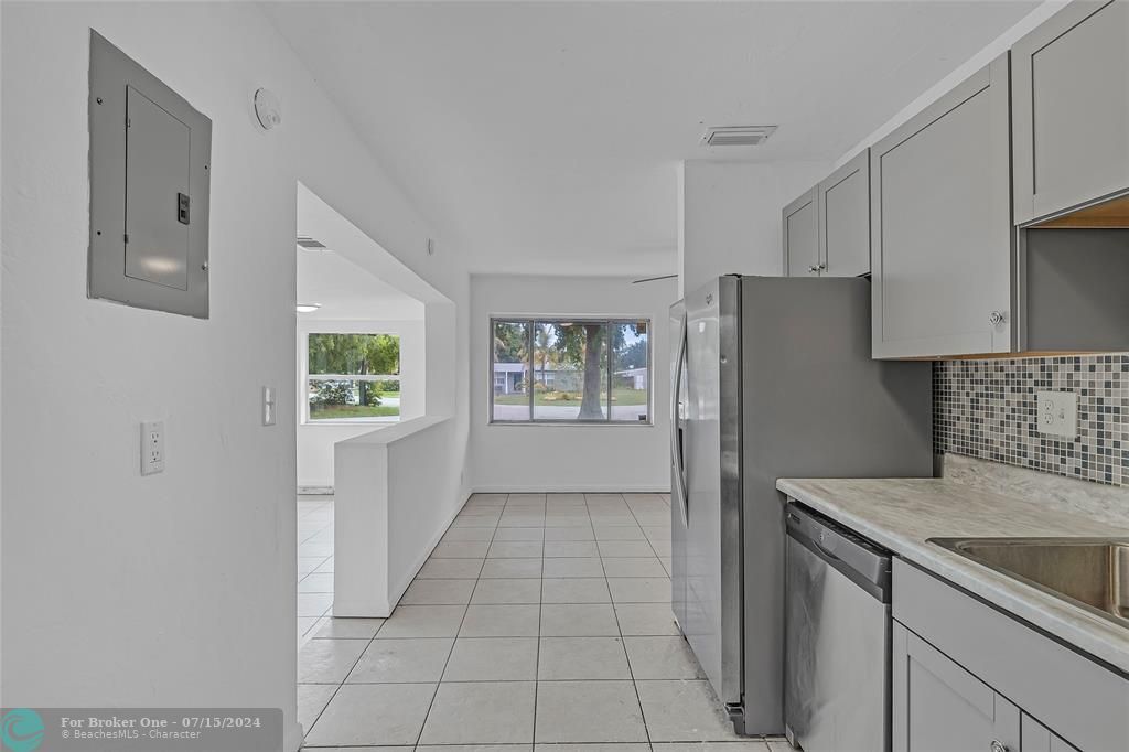 For Sale: $435,000 (3 beds, 2 baths, 968 Square Feet)