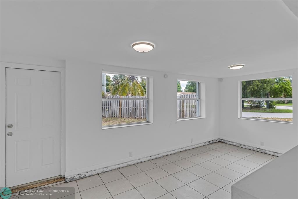 For Sale: $435,000 (3 beds, 2 baths, 968 Square Feet)