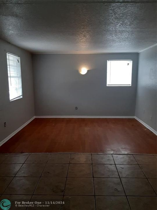 For Sale: $1,300 (3 beds, 1 baths, 1050 Square Feet)