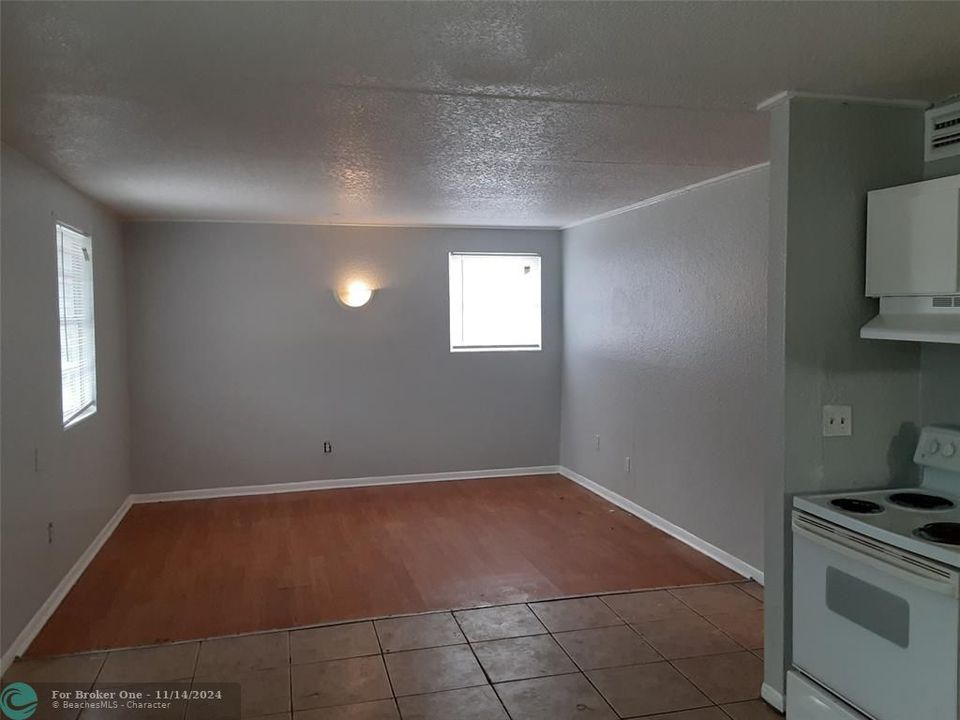 For Sale: $1,300 (3 beds, 1 baths, 1050 Square Feet)