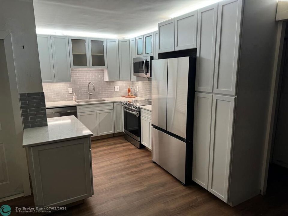 For Sale: $360,000 (2 beds, 2 baths, 935 Square Feet)