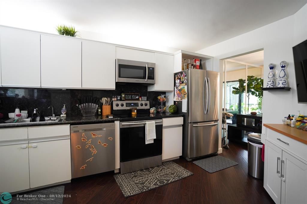 Active With Contract: $2,800 (2 beds, 2 baths, 1254 Square Feet)