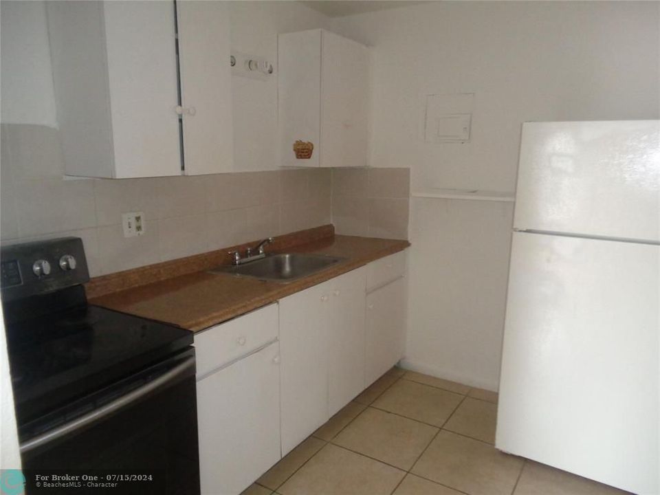Active With Contract: $1,500 (1 beds, 1 baths, 1056 Square Feet)