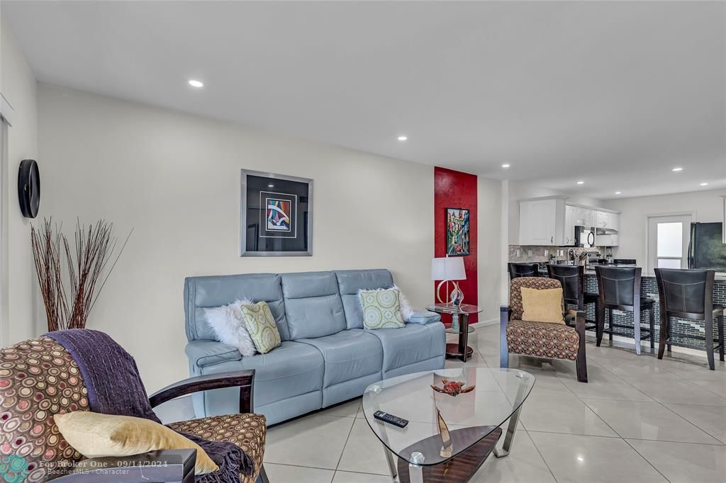 For Sale: $339,000 (2 beds, 2 baths, 950 Square Feet)