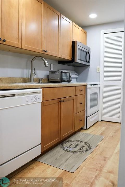 For Sale: $340,000 (2 beds, 2 baths, 1090 Square Feet)