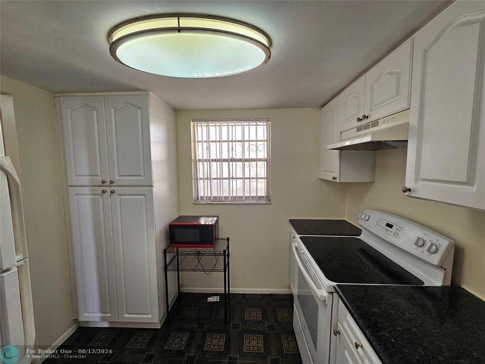 For Sale: $180,000 (1 beds, 1 baths, 840 Square Feet)