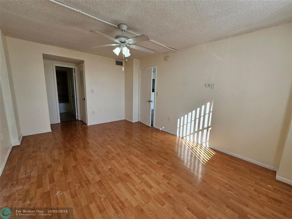 For Sale: $180,000 (1 beds, 1 baths, 840 Square Feet)