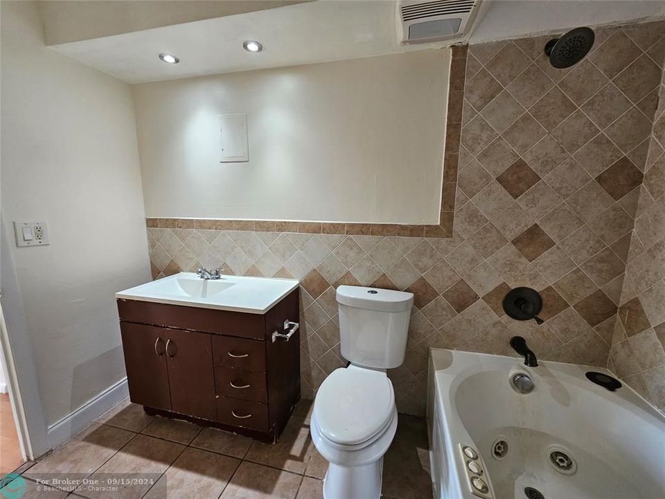 For Sale: $180,000 (1 beds, 1 baths, 840 Square Feet)