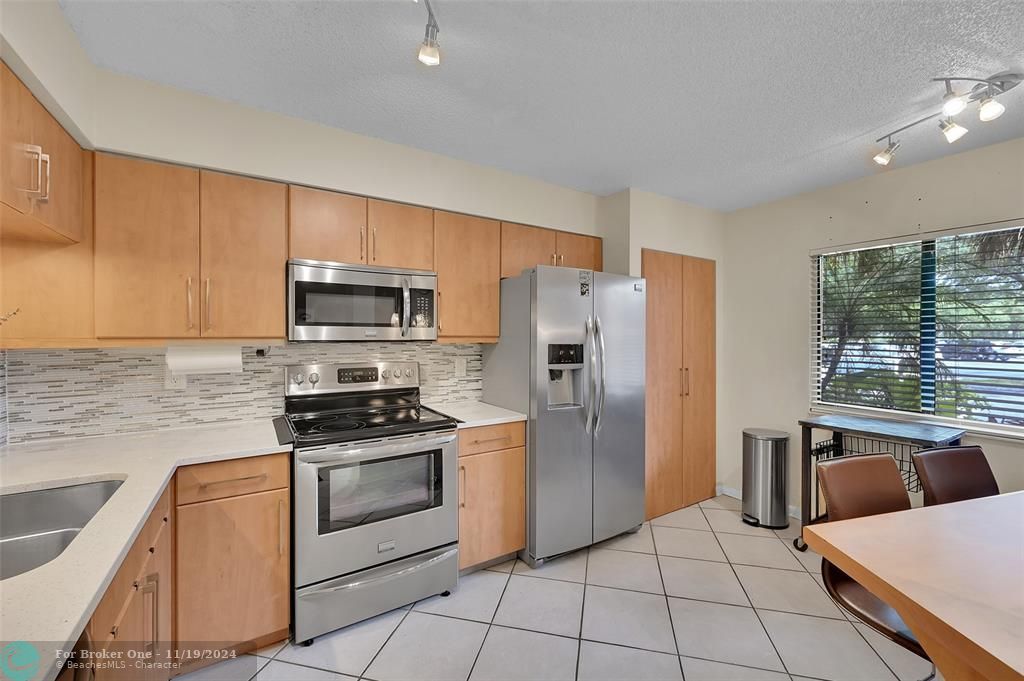 For Sale: $289,000 (2 beds, 2 baths, 1399 Square Feet)