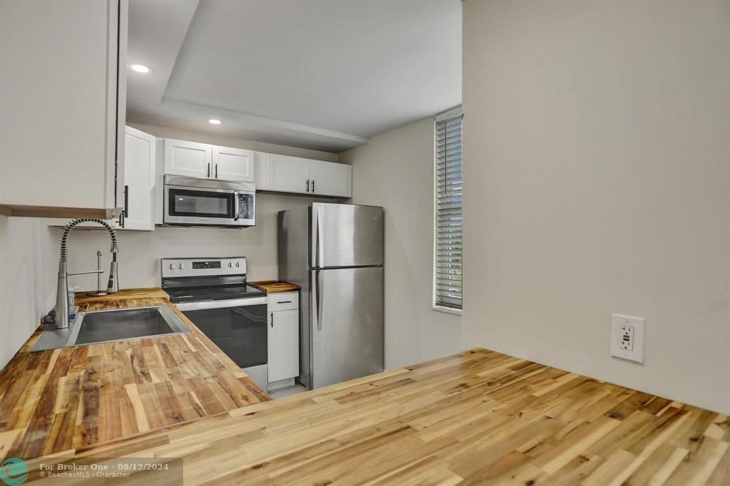 Active With Contract: $249,900 (2 beds, 2 baths, 1000 Square Feet)