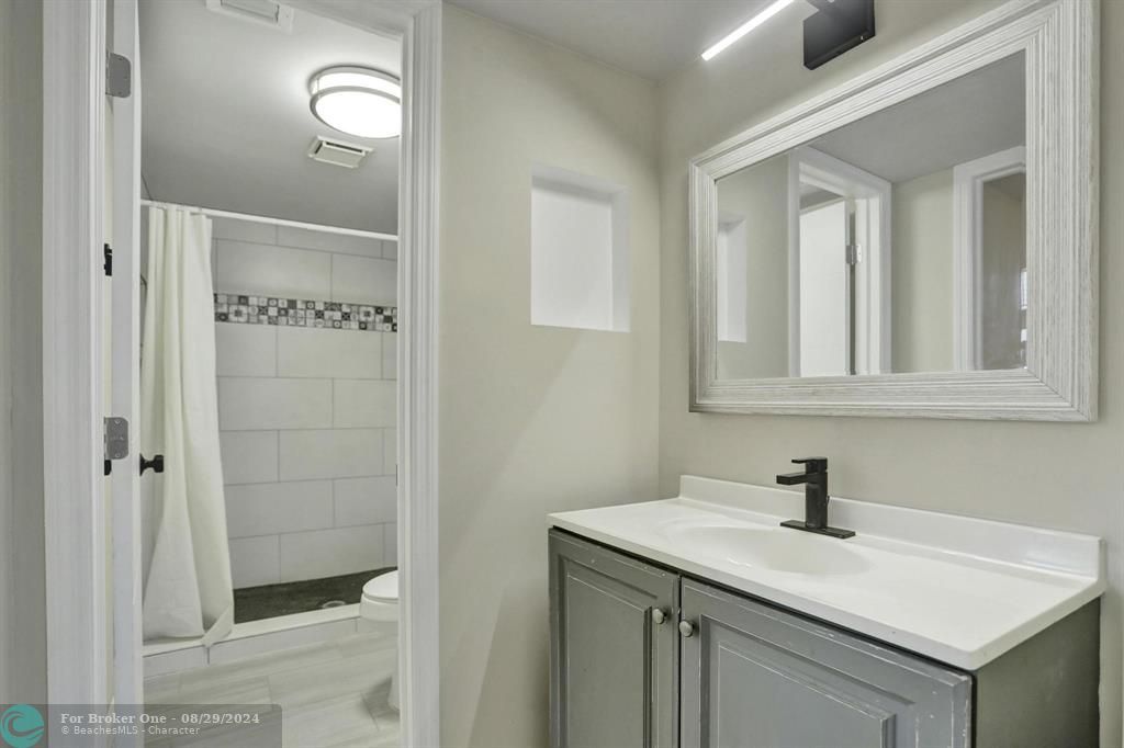 Active With Contract: $249,900 (2 beds, 2 baths, 1000 Square Feet)