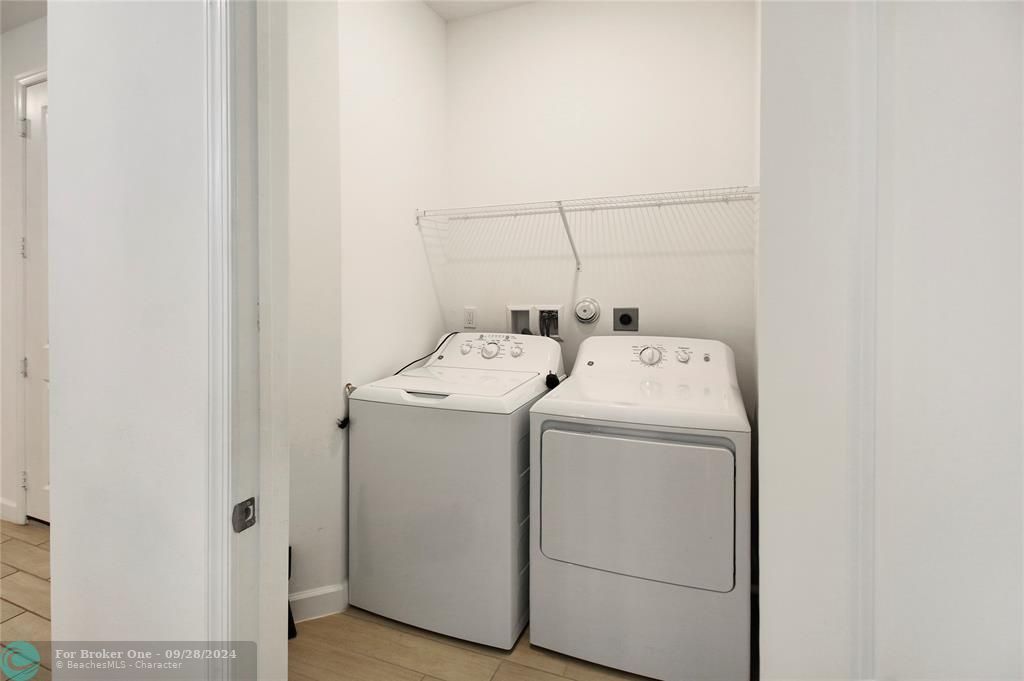 For Sale: $469,000 (2 beds, 2 baths, 1319 Square Feet)