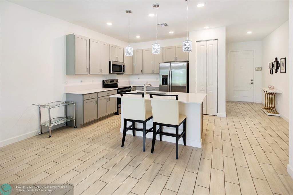 For Sale: $469,000 (2 beds, 2 baths, 1319 Square Feet)