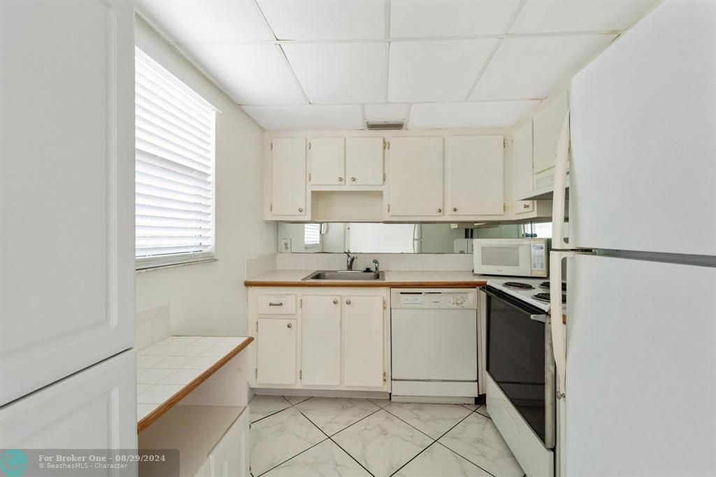 For Rent: $1,700 (2 beds, 2 baths, 907 Square Feet)