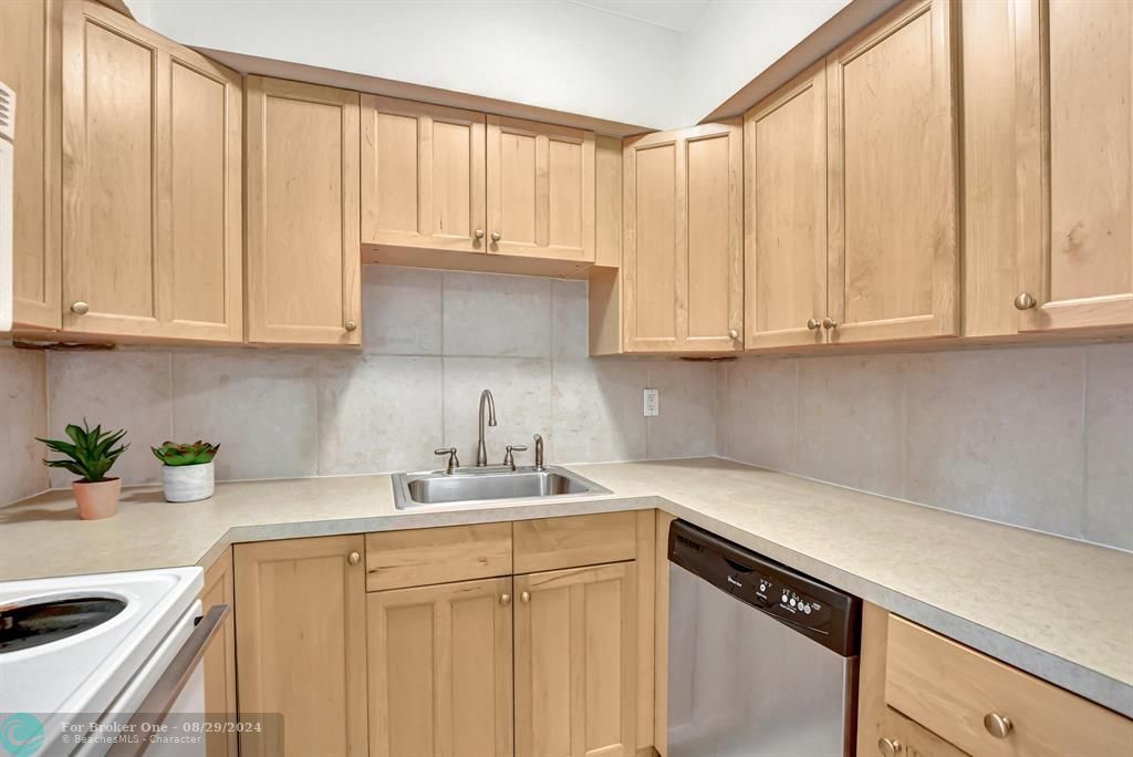 For Sale: $339,000 (1 beds, 1 baths, 839 Square Feet)