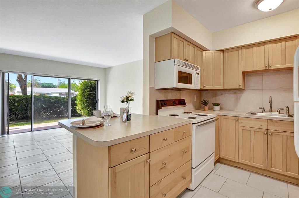 For Sale: $349,000 (1 beds, 1 baths, 839 Square Feet)