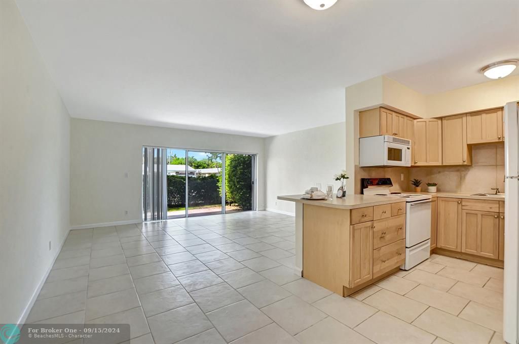 For Sale: $339,000 (1 beds, 1 baths, 839 Square Feet)